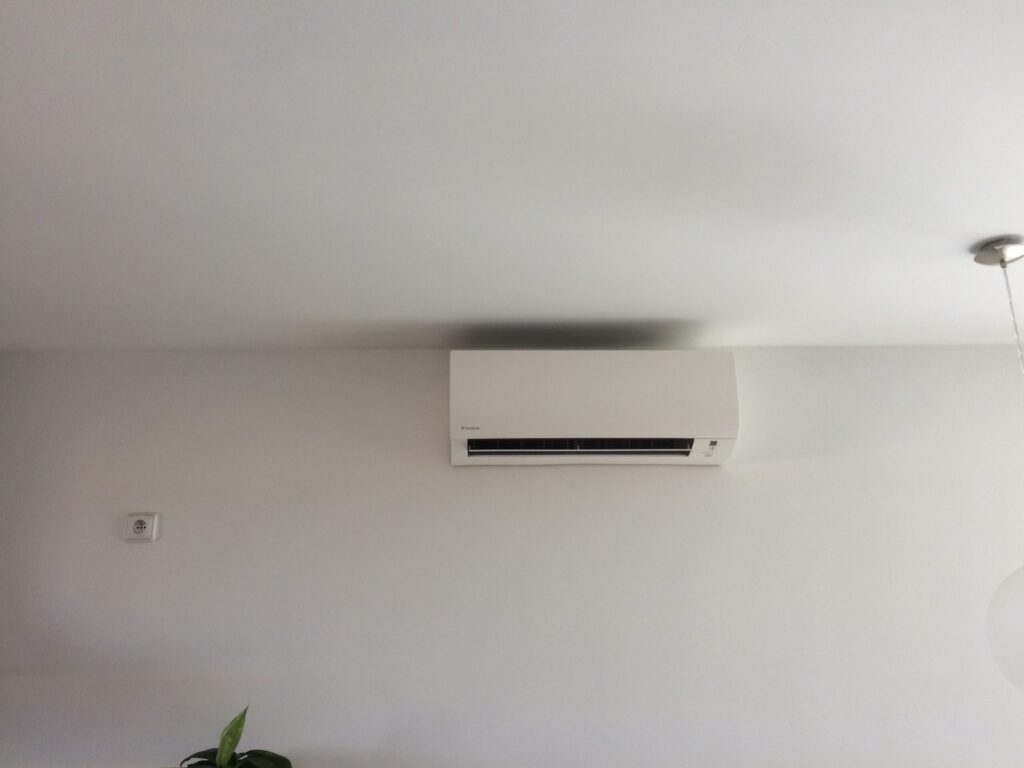 Bílá nástěnná klimatizace v interiéru rodinného domu