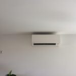 Bílá nástěnná klimatizace v interiéru rodinného domu